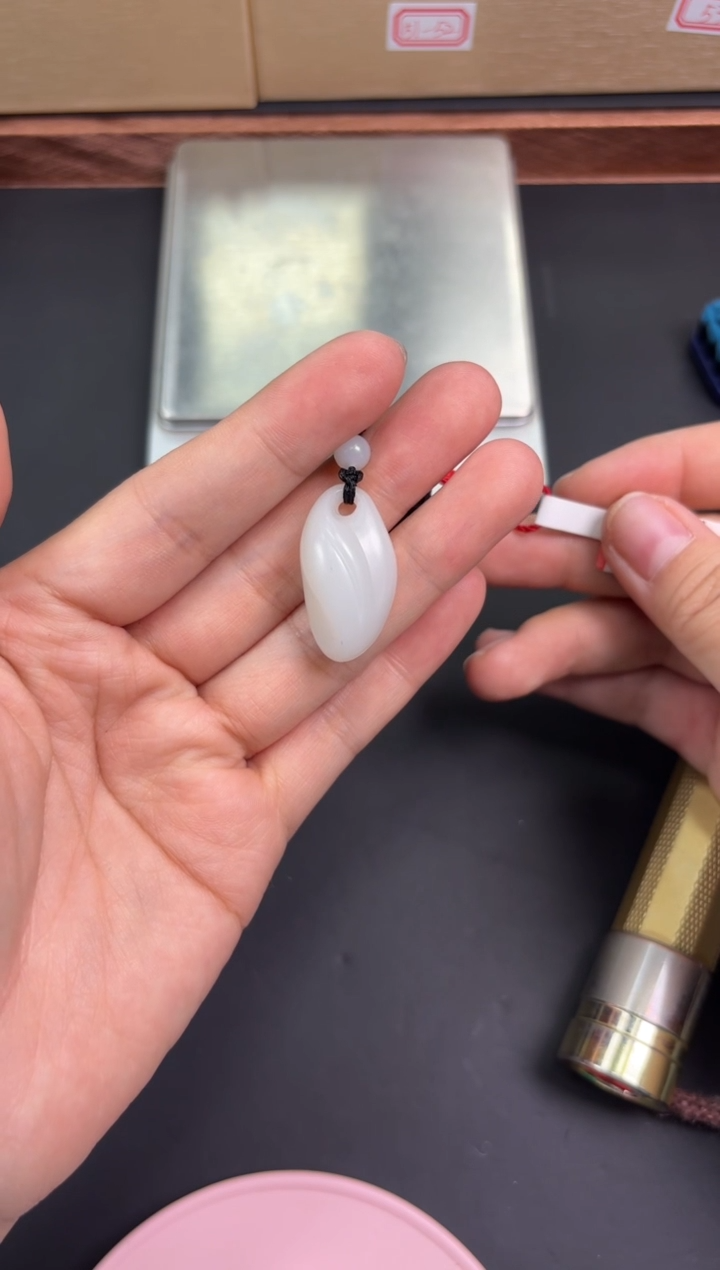 【闪购商品】和田玉吊坠(赠链)未镶嵌且末微色差米达吊坠