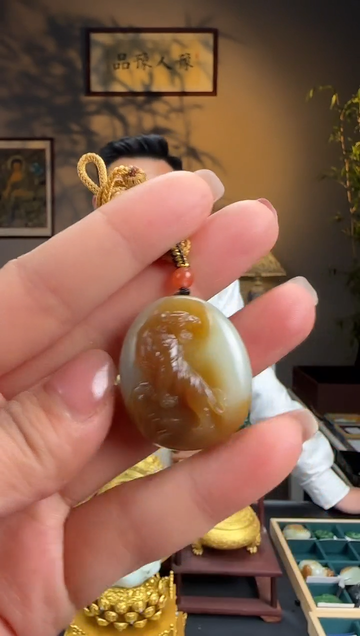 未镶嵌和田玉挂件g57糖白俏色上山虎