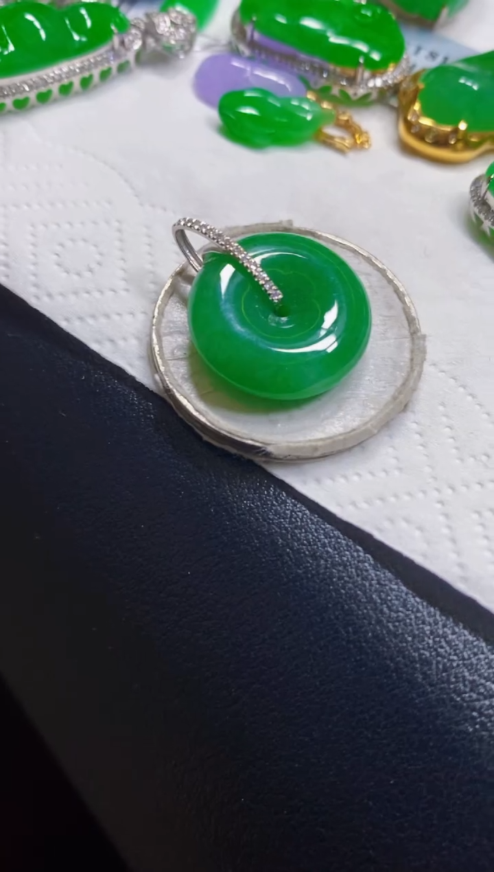 颈饰18K金镶嵌翡翠Y****?扣