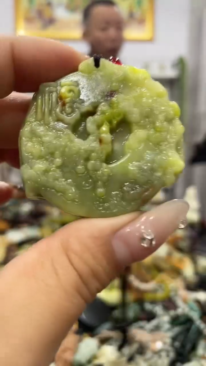 未镶嵌蛇纹石玉颈饰 