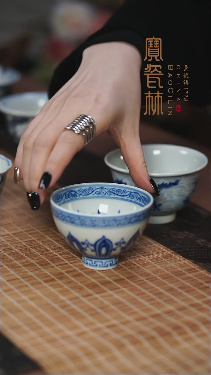 念*青花柴窑莲瓣鸡心杯