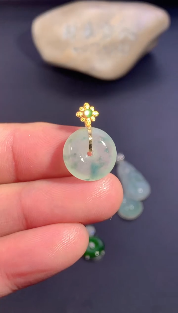 颈饰18K金镶嵌翡翠        