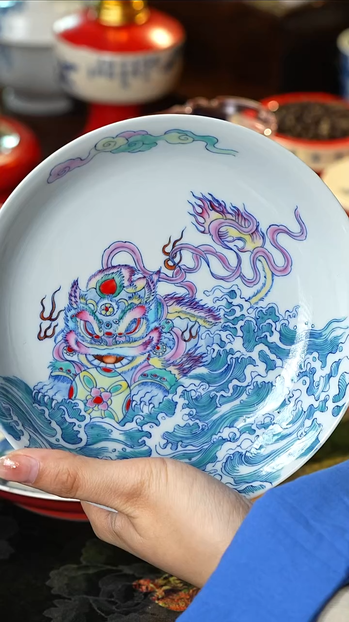 鸿钧堂青花斗彩醒狮壶承