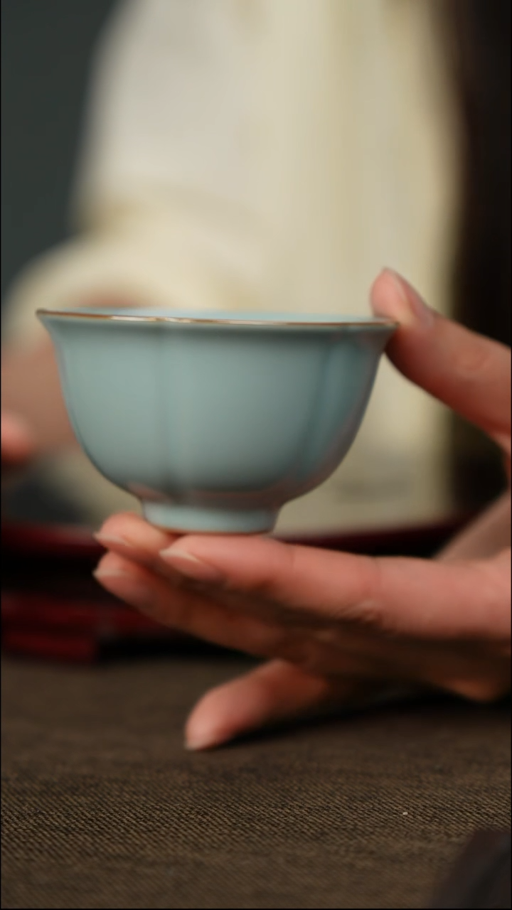 微微瑕 花口杯 无底款 天蓝