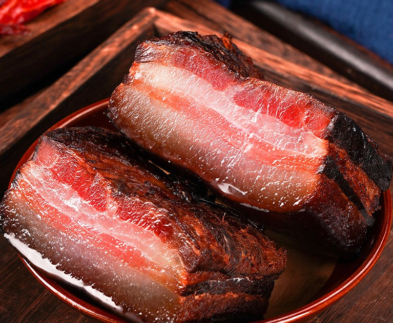 现称五花肉柏树枝柴火慢熏