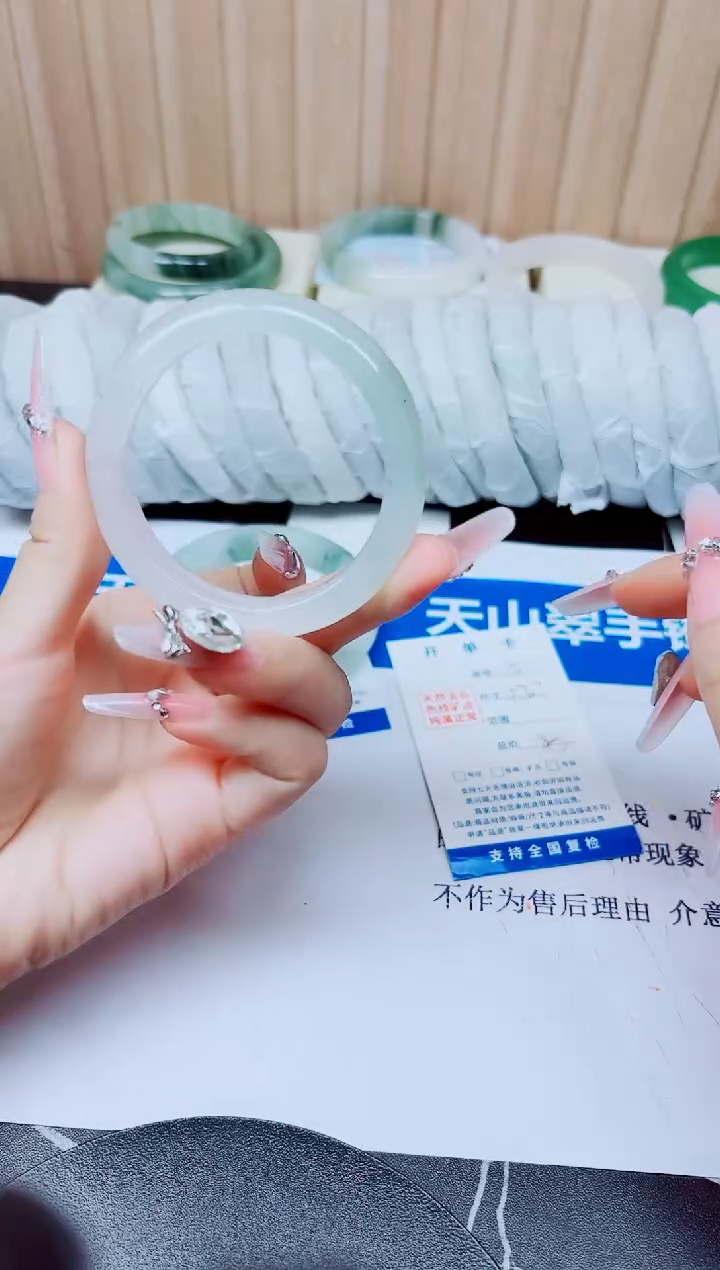 石英质玉手镯未镶嵌11/53.7