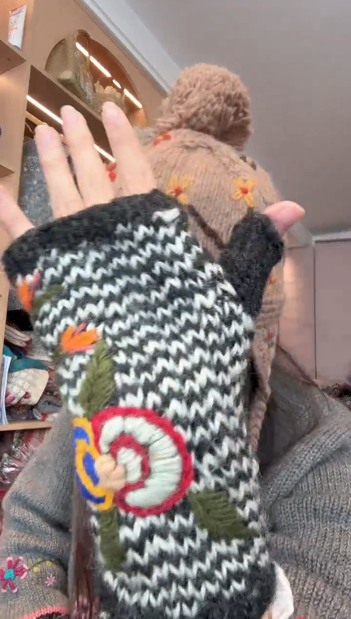 羊毛黑色刺绣手套