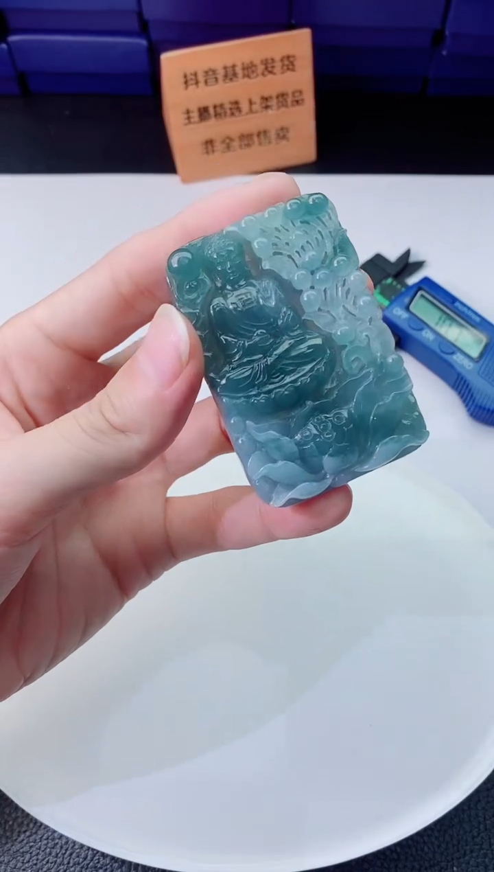 翡翠未镶嵌颈饰   `