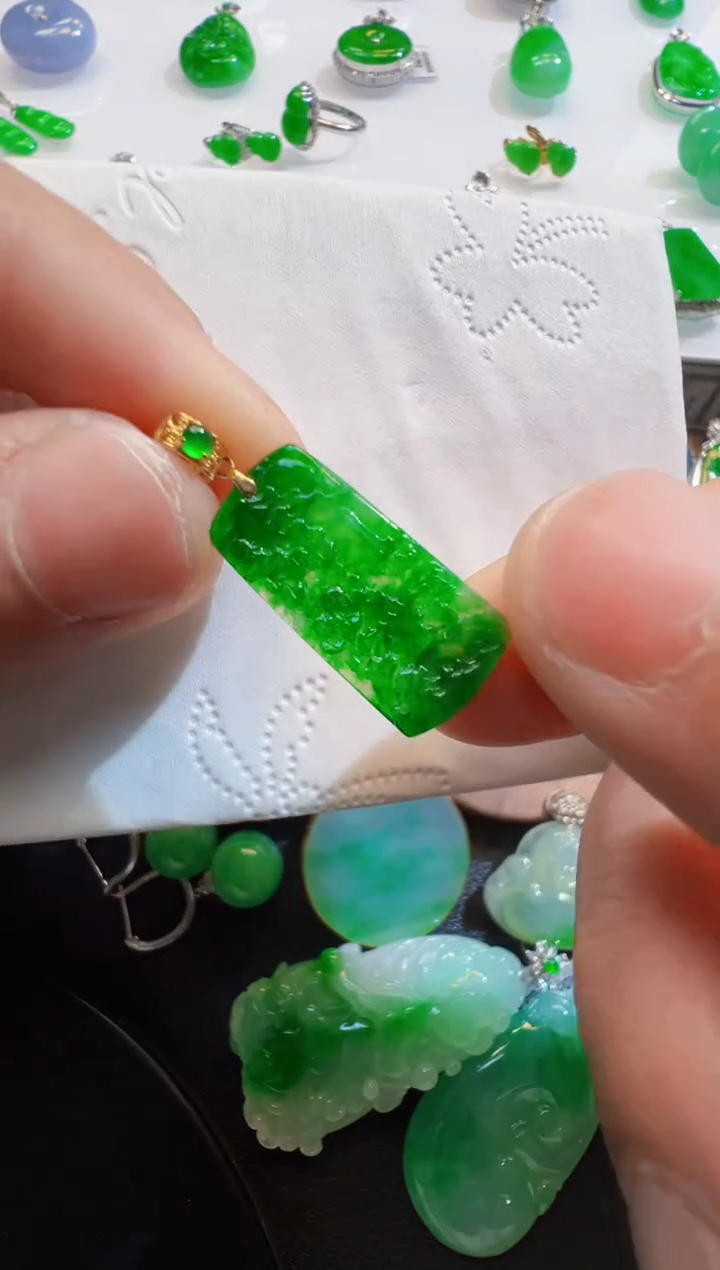 翡翠18K金镶嵌吊坠(不含链)山水牌