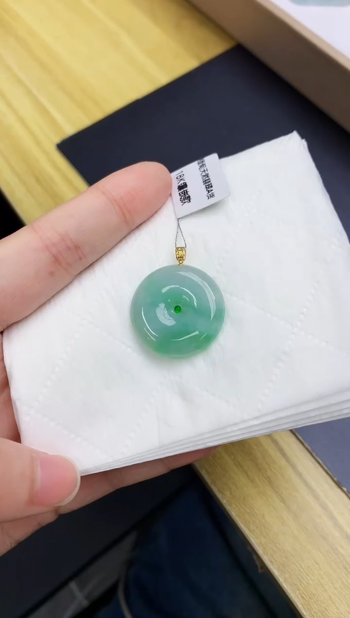 颈饰18K金镶嵌翡翠天然A货