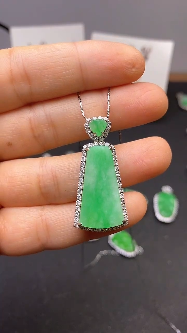 【闪购商品】翡翠吊坠(赠链)银S925镶嵌翡翠无事牌吊坠
