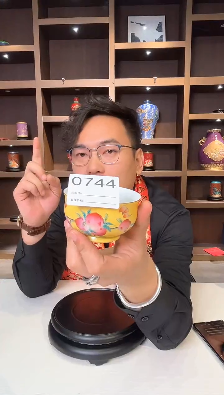 【闪购商品】瓷片粉彩扒花主人杯744