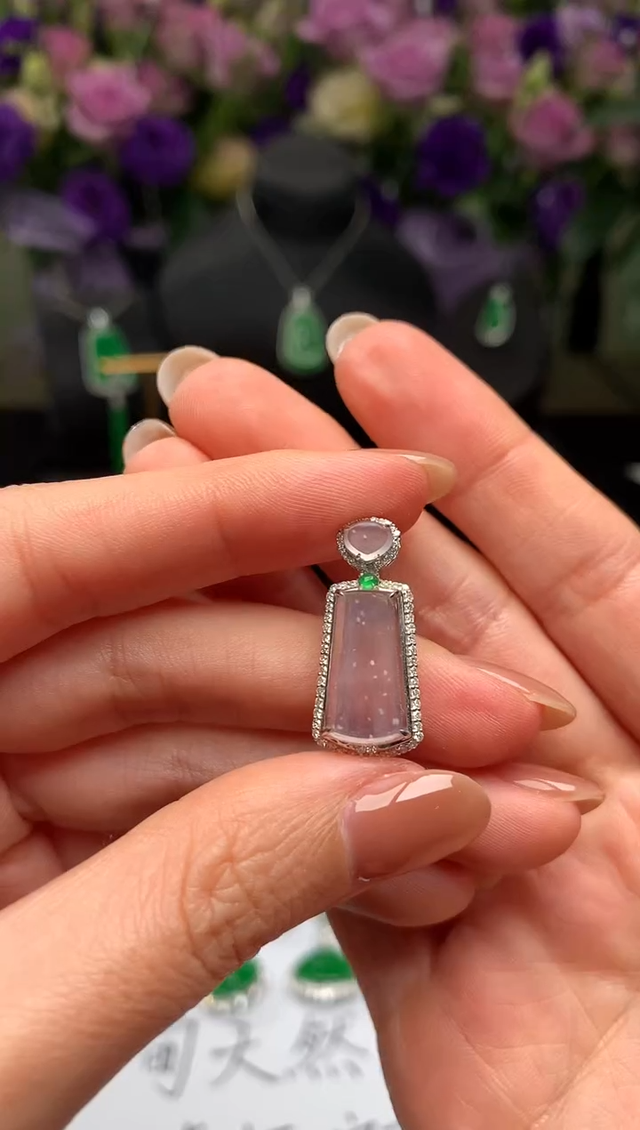 颈饰18K金镶嵌翡翠无事牌