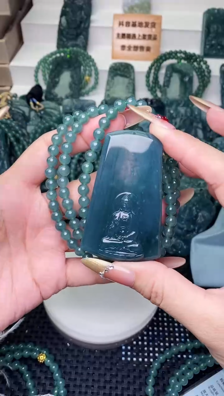 颈饰未镶嵌翡翠 