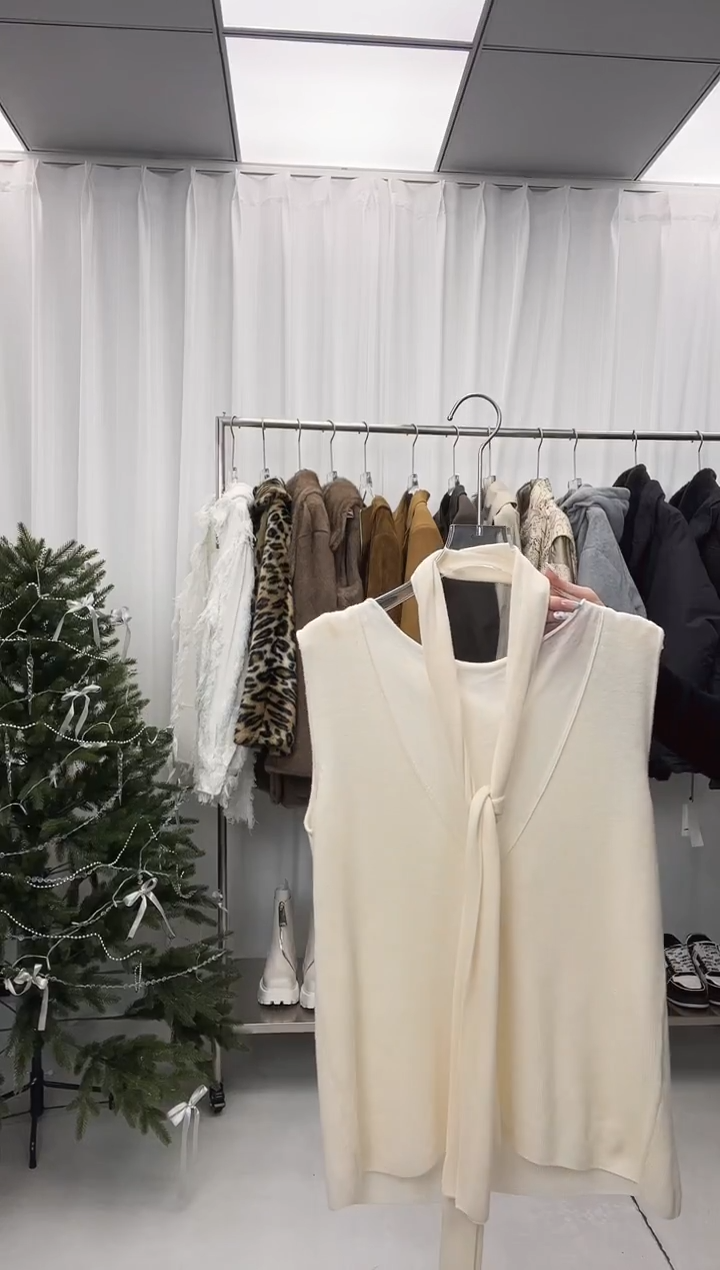 编号029 设计师品牌无袖水绒羊毛上衣 待开价