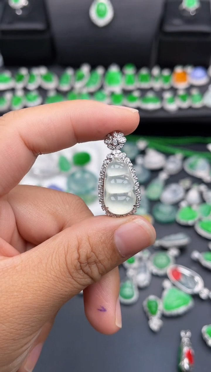 翡翠18K金镶嵌吊坠(不含链)多人