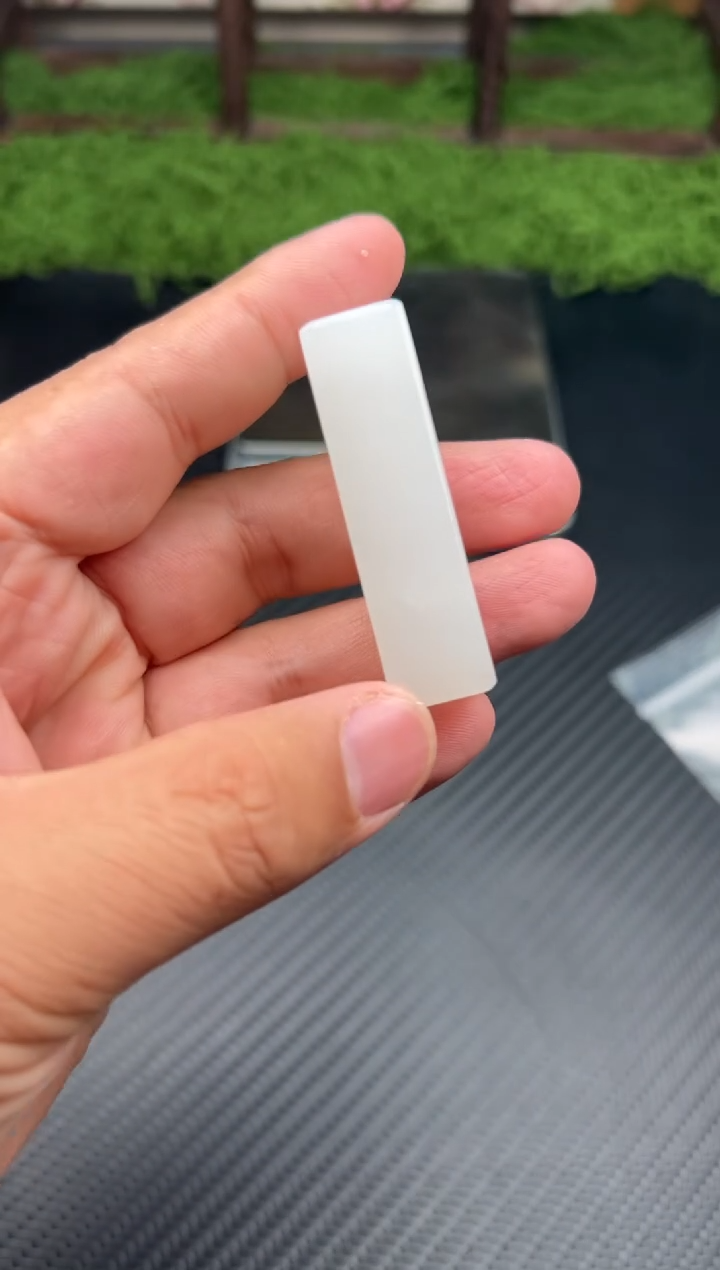 吊坠(赠链)未镶嵌和田玉黑山微色差吊坠