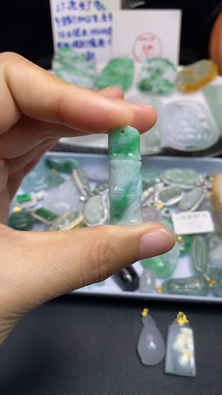 颈饰未镶嵌翡翠吊坠