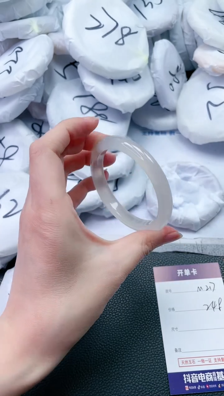 【闪购商品】石英质玉手镯未镶嵌M217