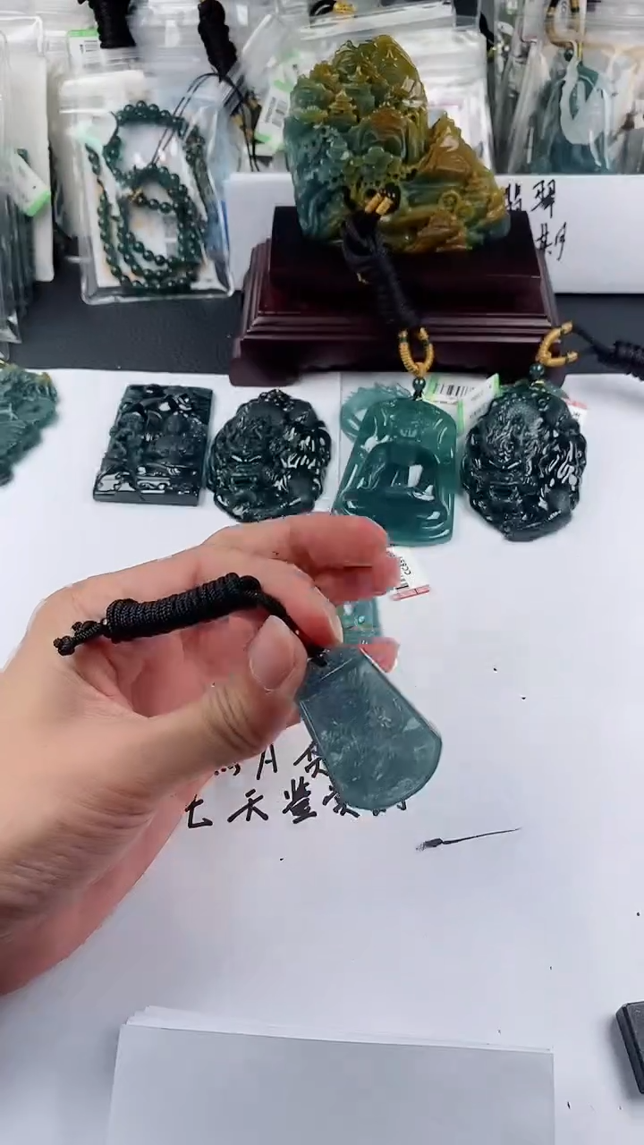 【闪购商品】翡翠颈饰未镶嵌            