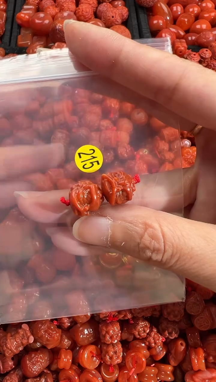 南红玛瑙未镶嵌颈饰1