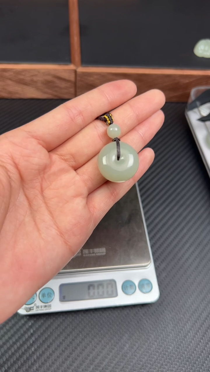 【闪购商品】和田玉吊坠(赠链)未镶嵌且末微色差近矿