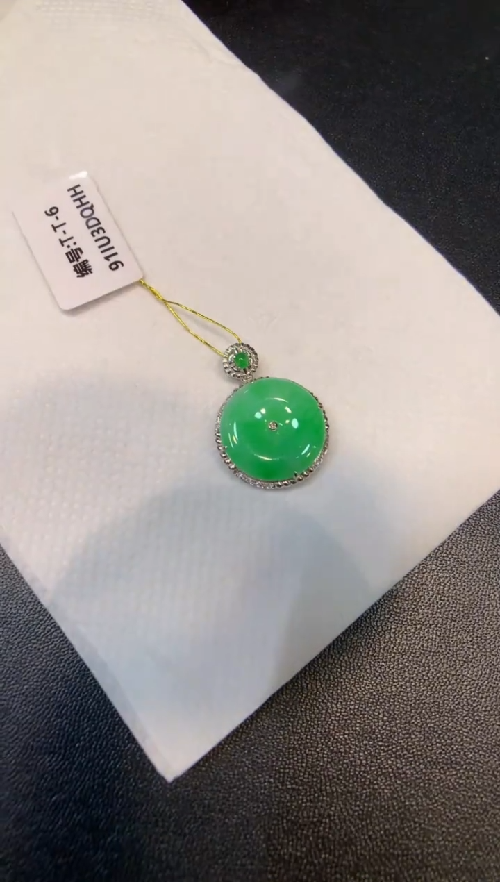 颈饰18K金镶嵌翡翠平安扣