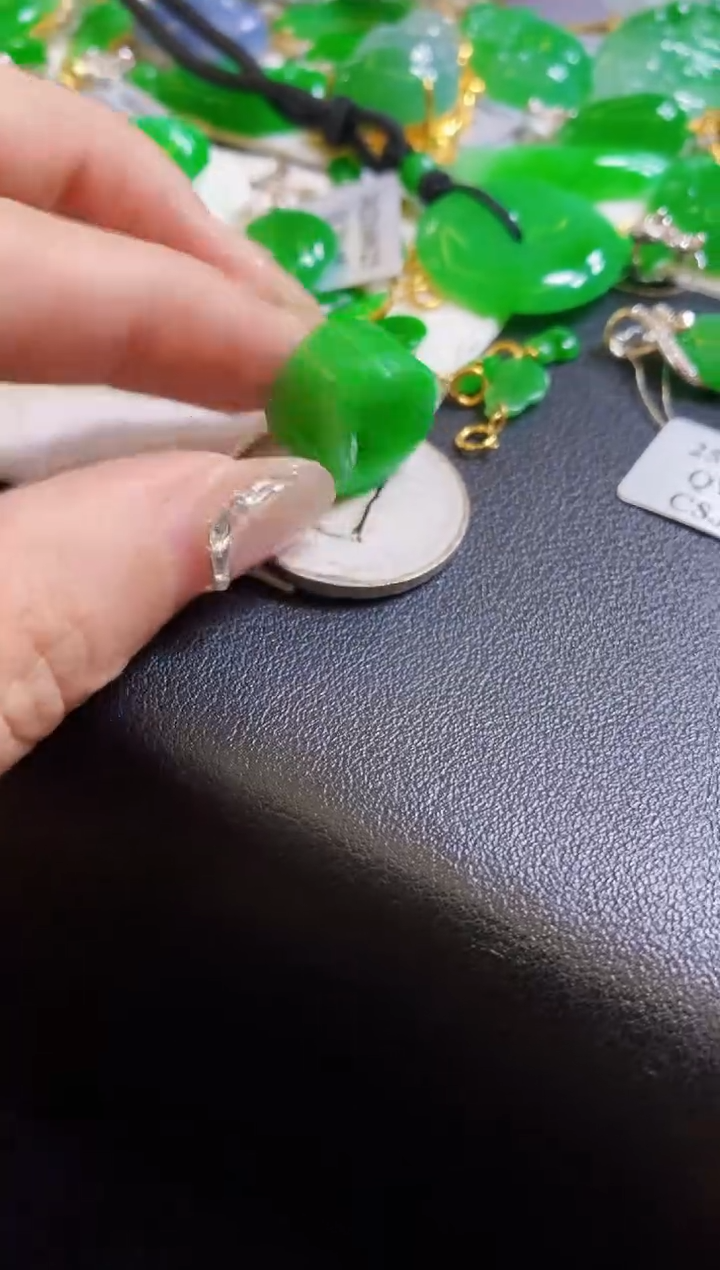 【闪购商品】定制翡翠未镶嵌吊坠