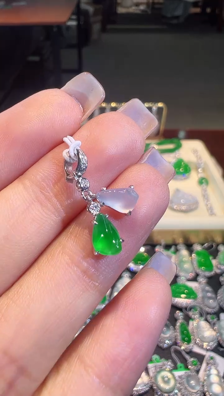 【闪购商品】翡翠吊坠(不含链)18K金镶嵌小滴溜