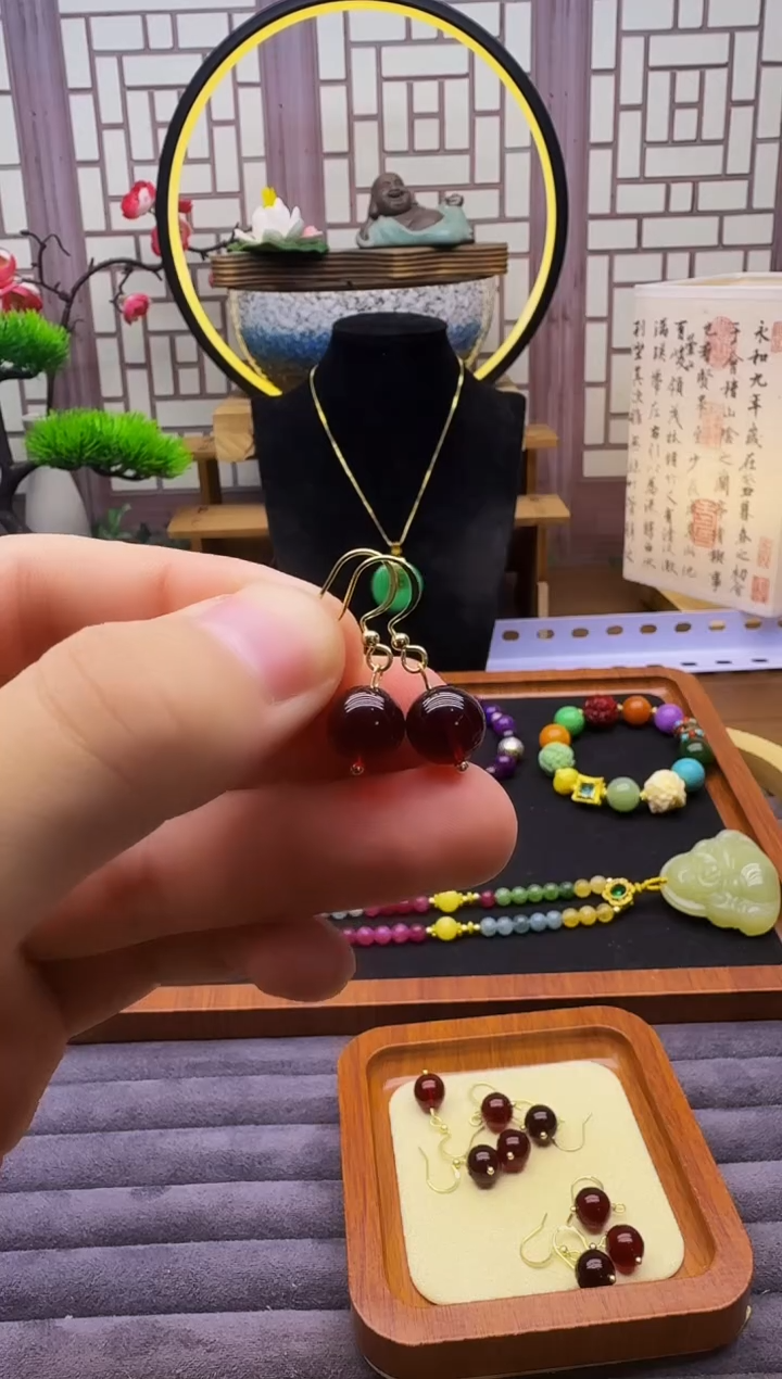 14K金镶嵌血珀耳饰E29