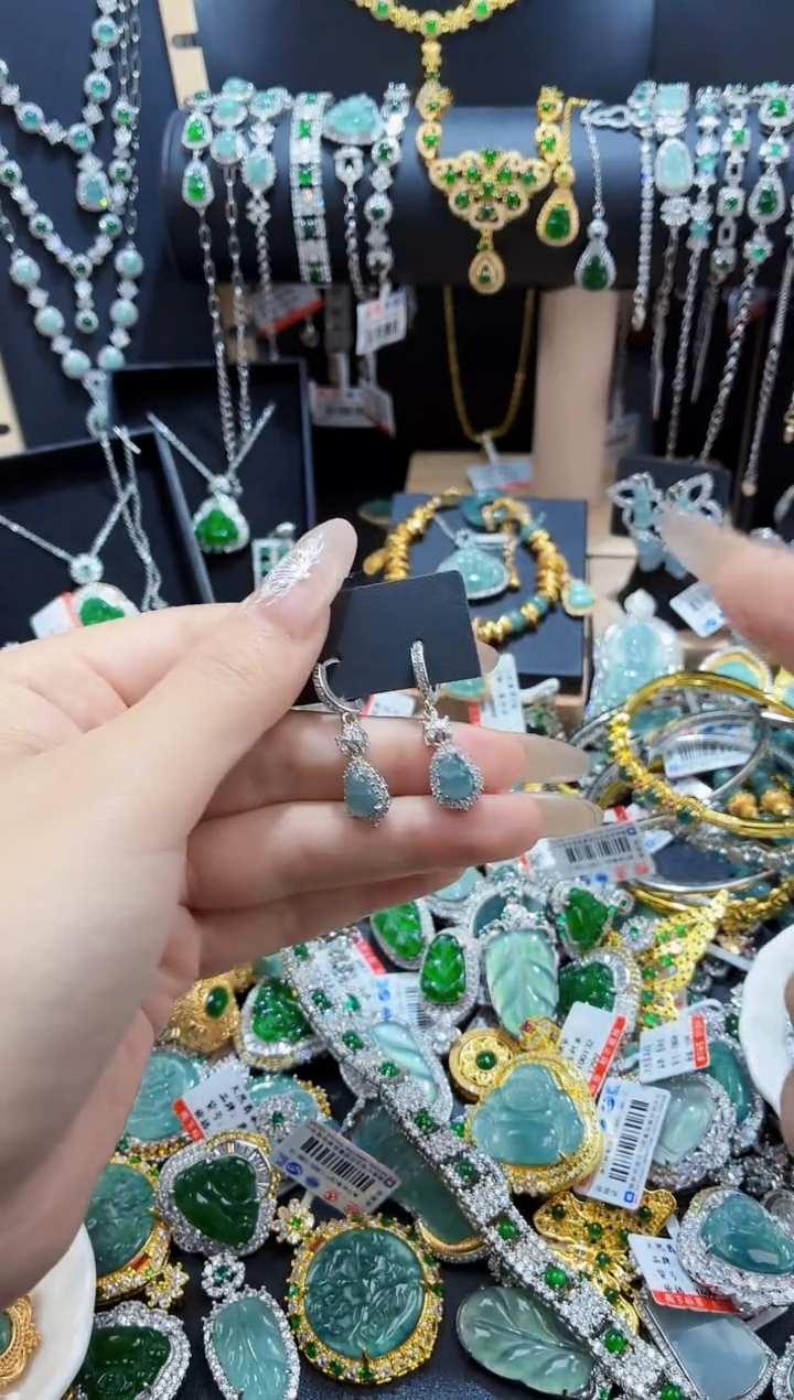 翡翠未镶嵌颈饰天然翡翠多样性发货发其一