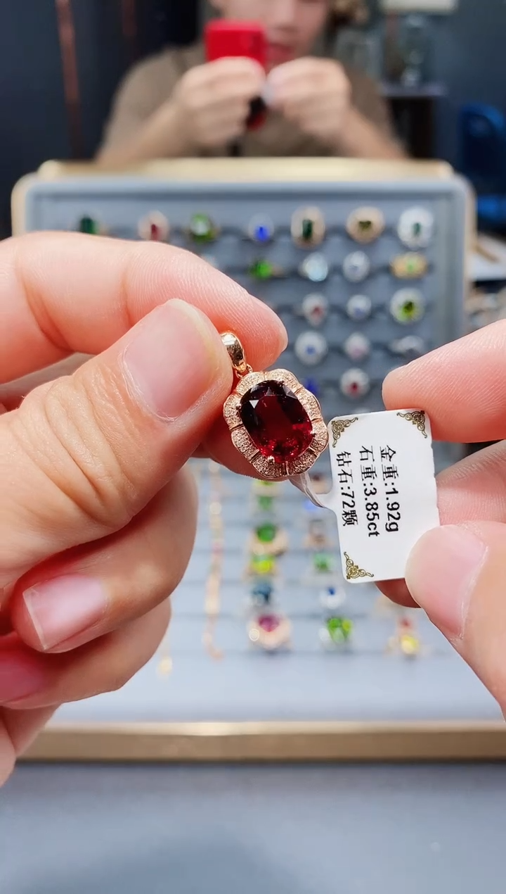 颈饰18K金镶嵌碧玺3.85.