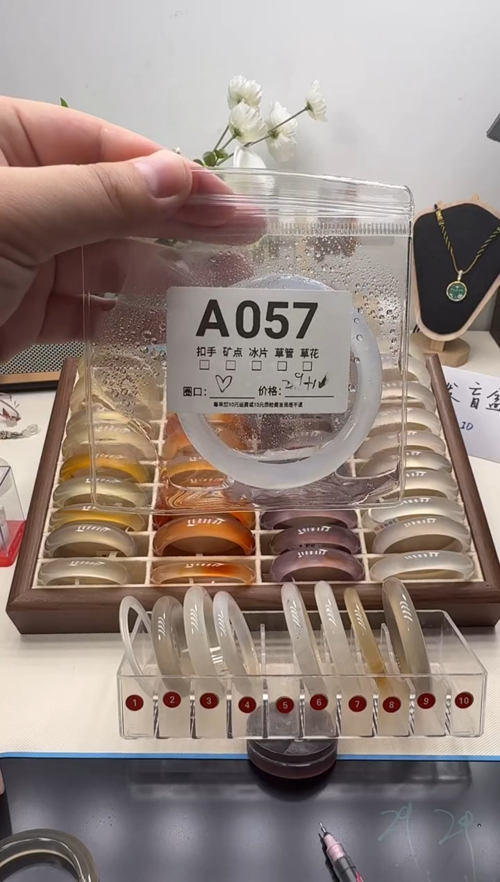 玛瑙/玉髓手镯未镶嵌?**曼玉镯