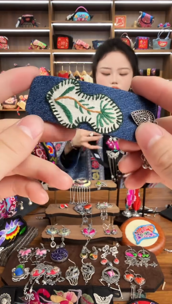 【闪购商品】织绣32蒙阿苏苗绣传承