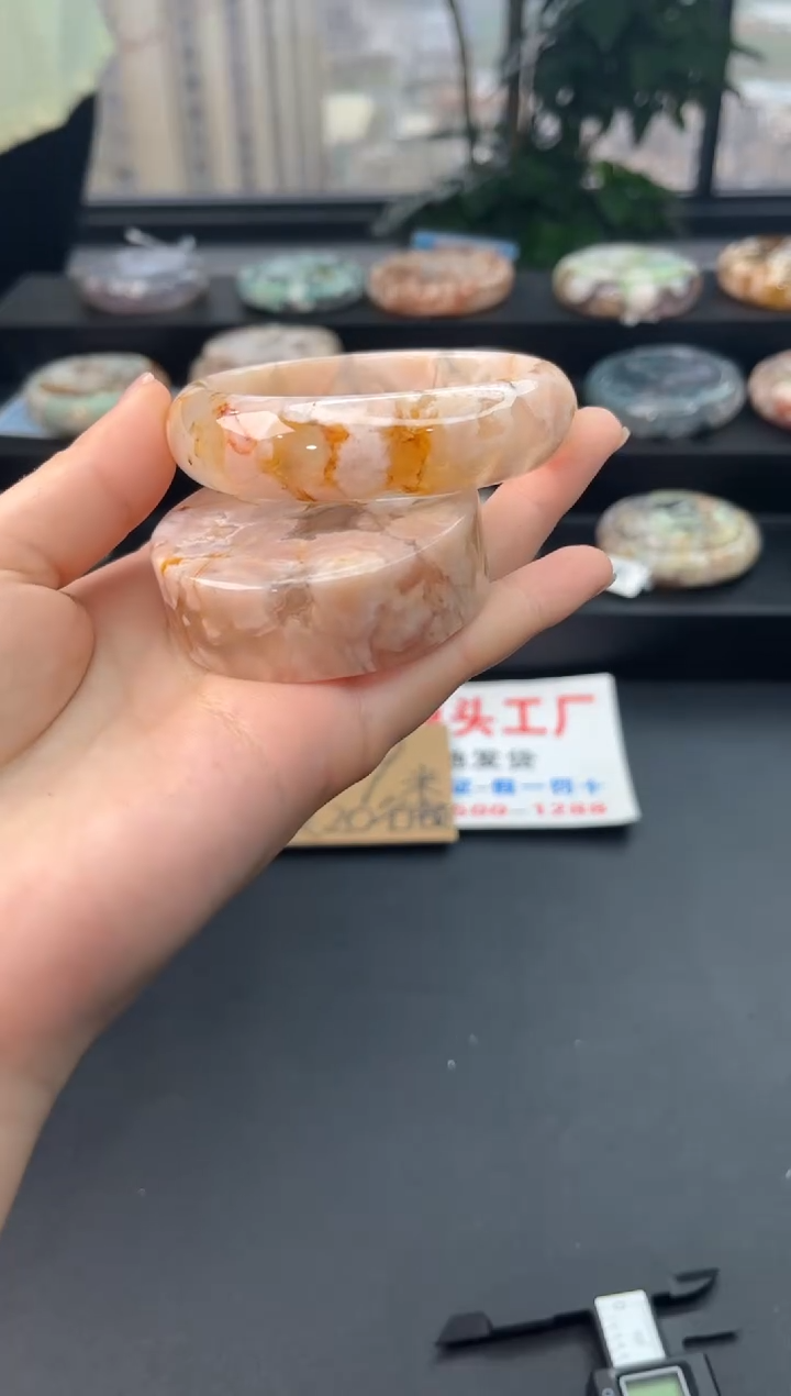 【闪购商品】石英质玉手镯未镶嵌赠送镯心（56圈口）无证书
