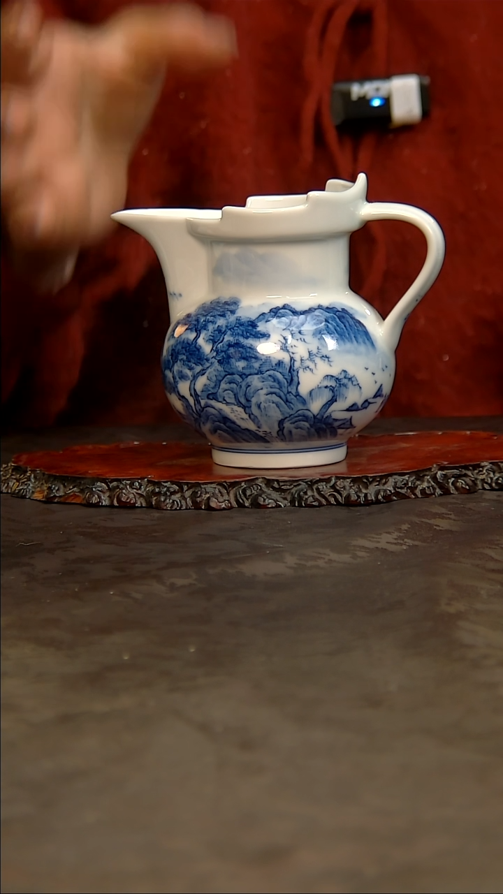 【闪购商品】青花手绘山水公道壶