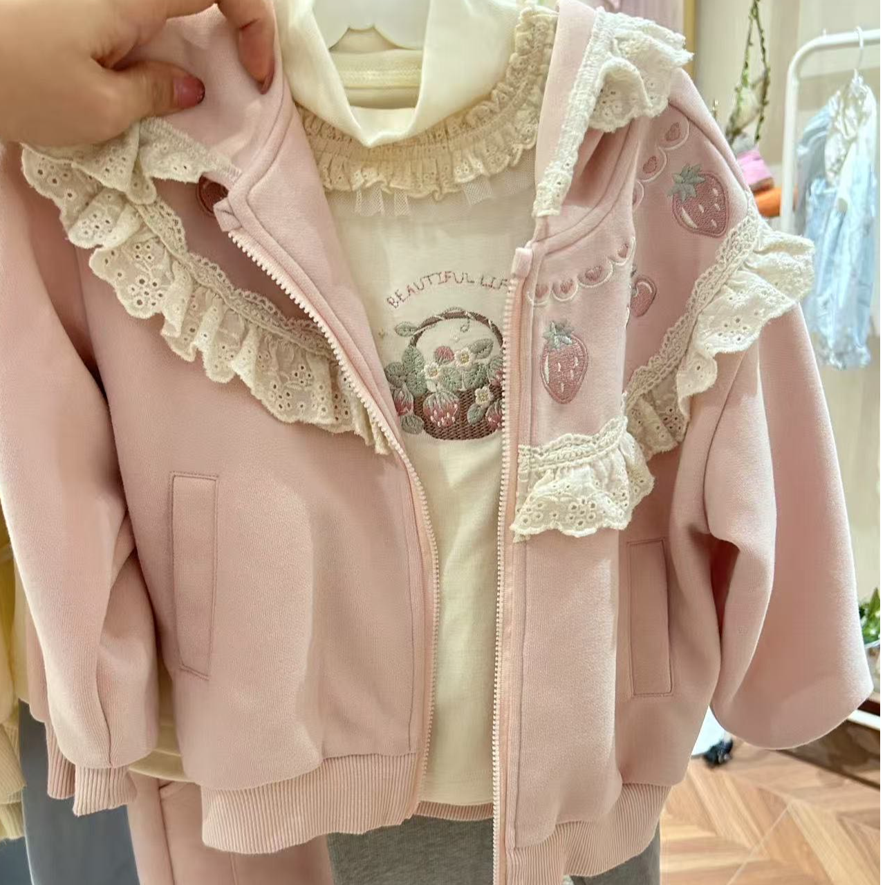 法洛莉•25秋~甜美草莓樱桃蕾丝边外套53358粉色19-16