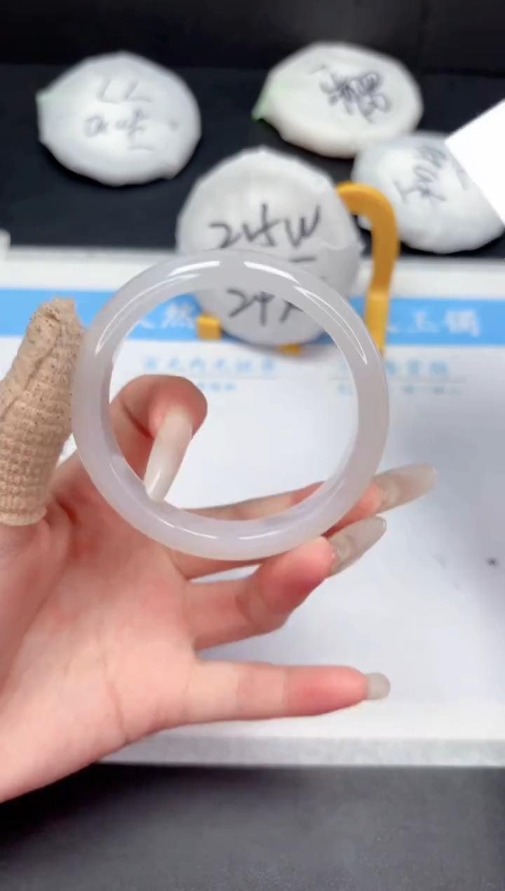 【闪购商品】石英质玉手镯未镶嵌298-56.6