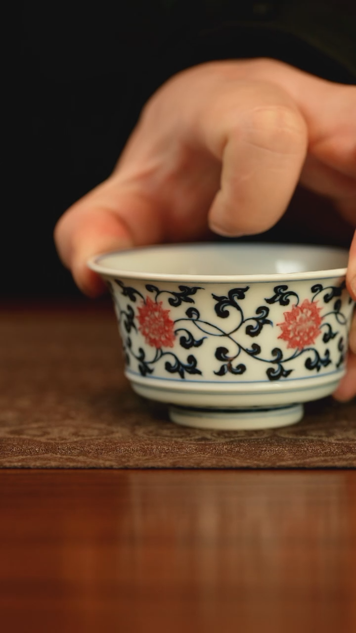 【闪购商品】林泉风月青花釉里红缠枝莲马蹄主人杯