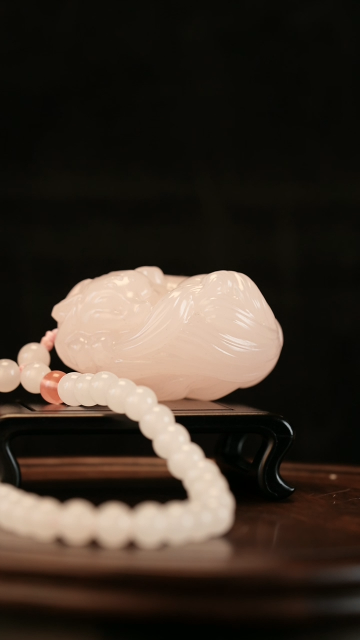 云南石九尾狐手把件