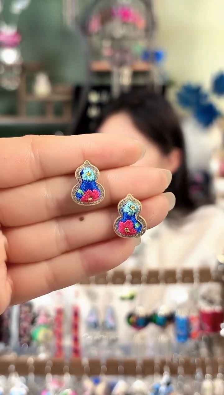 彩云南阁非遗老绣饰品762