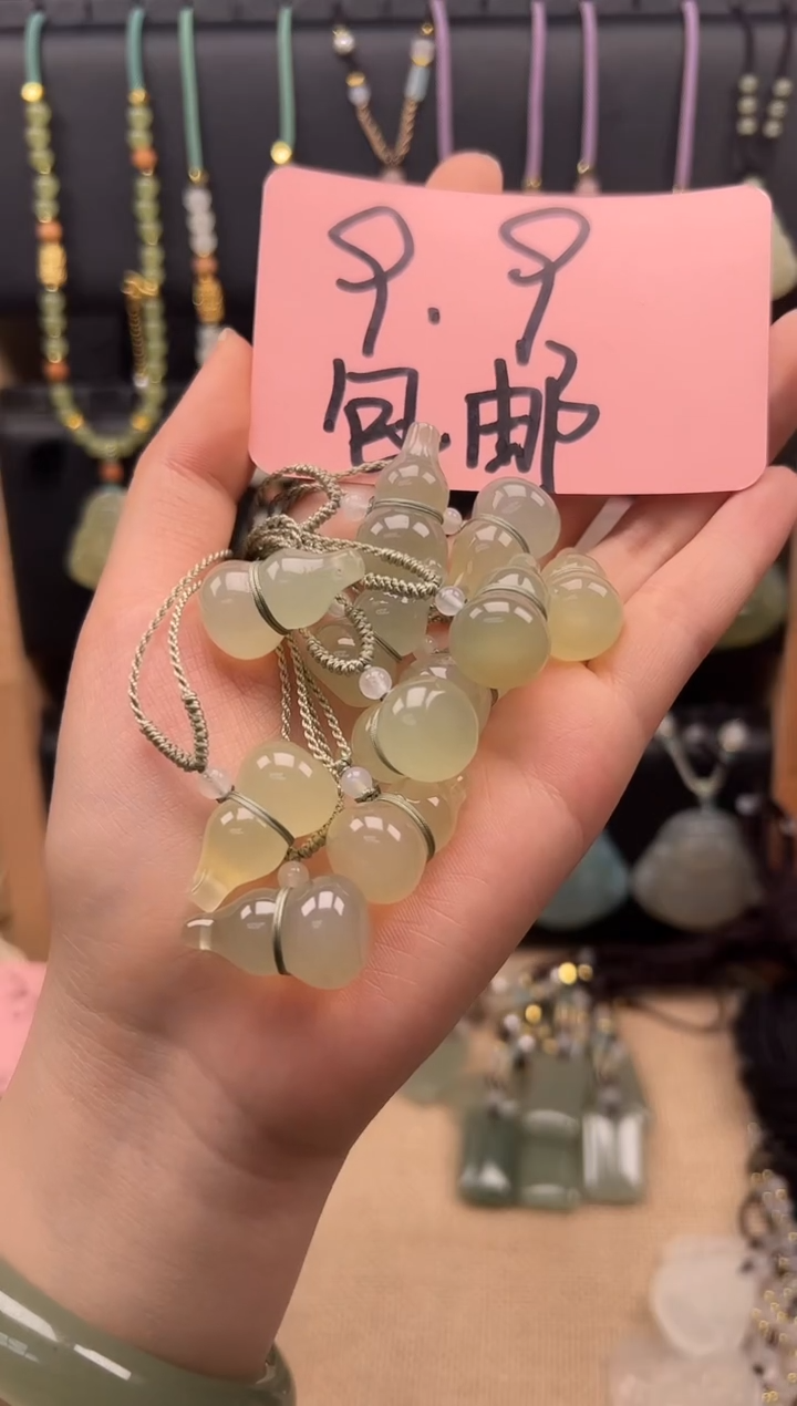 颈饰未镶嵌石英质玉天然绿葫芦吊坠