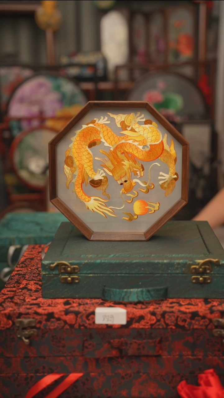 扇子苏绣双面绣八角台屏胡桃木框大号20CM