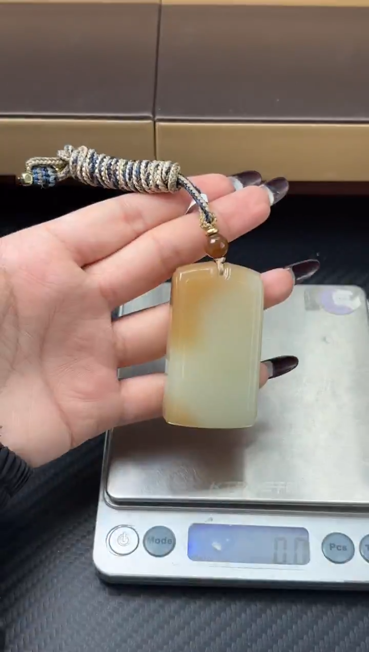 吊坠(赠链)未镶嵌和田玉且末金山微色差吊坠