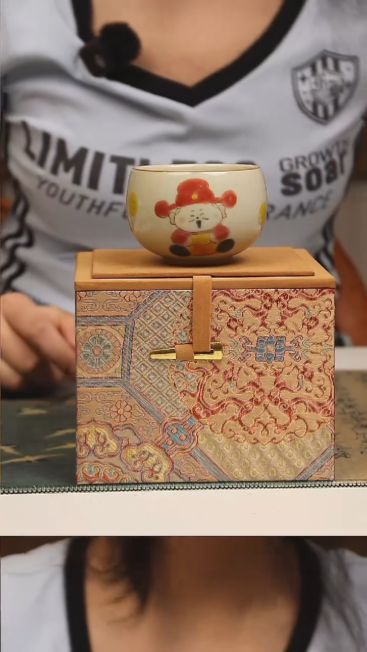 景德镇高温瓷财神爷禅定杯