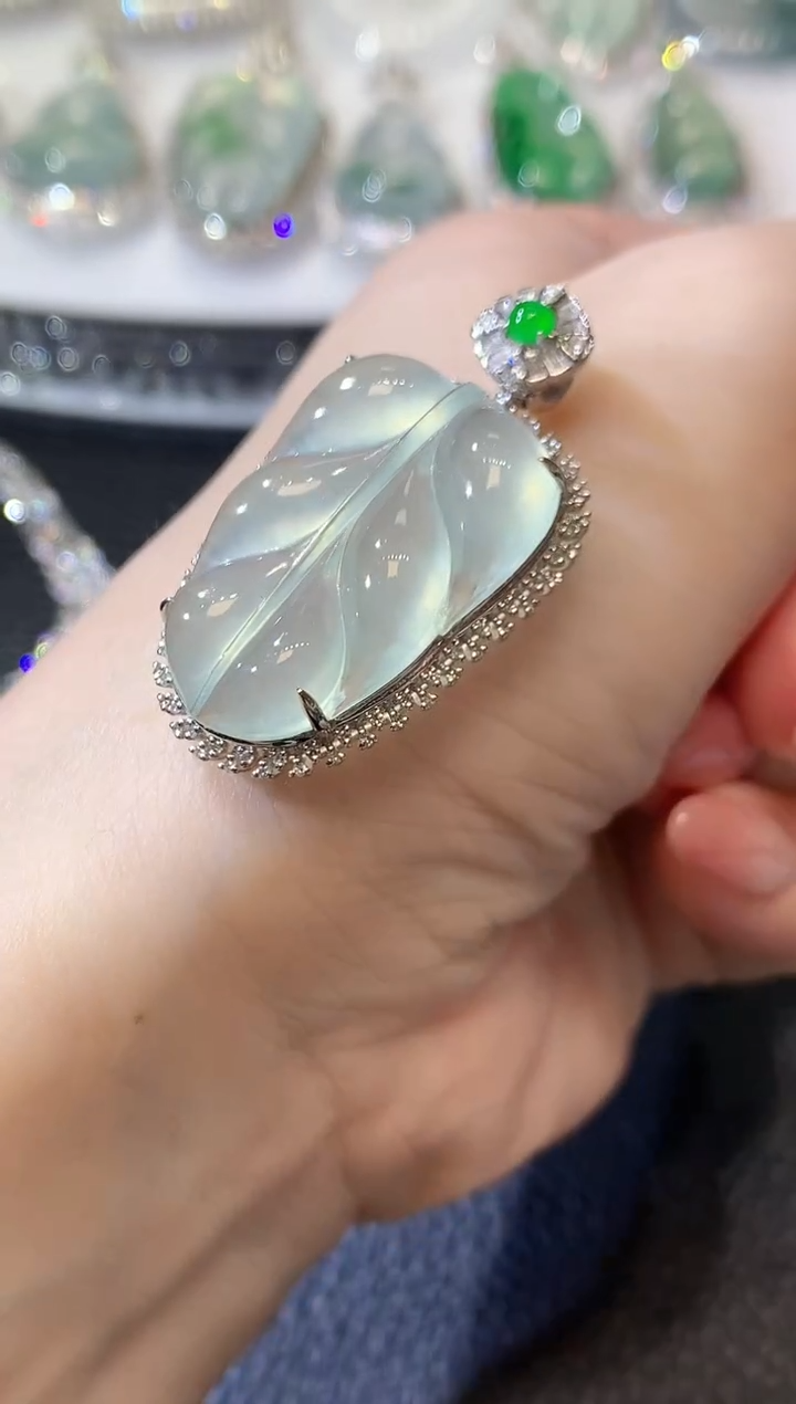 【闪购商品】翡翠吊坠(不含链)18K金镶嵌A29 