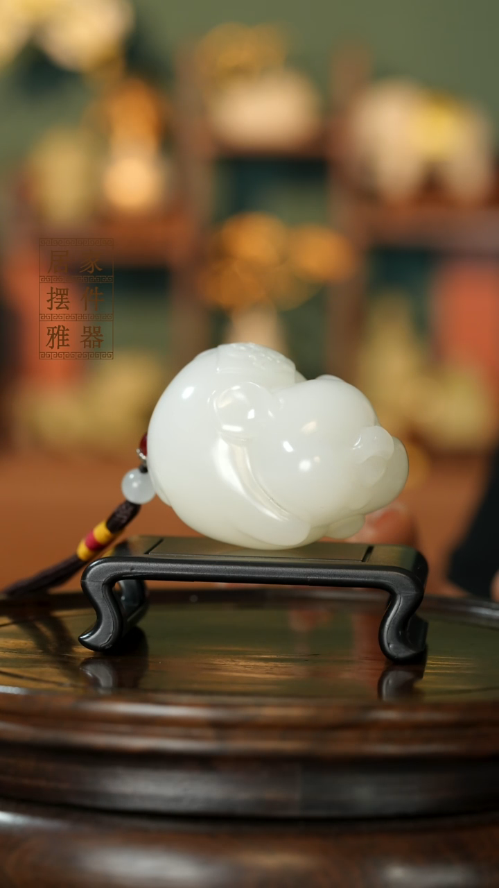 玉《纳福飞猪》摆件
