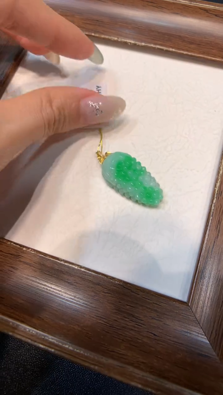颈饰18K金镶嵌翡翠葡萄
