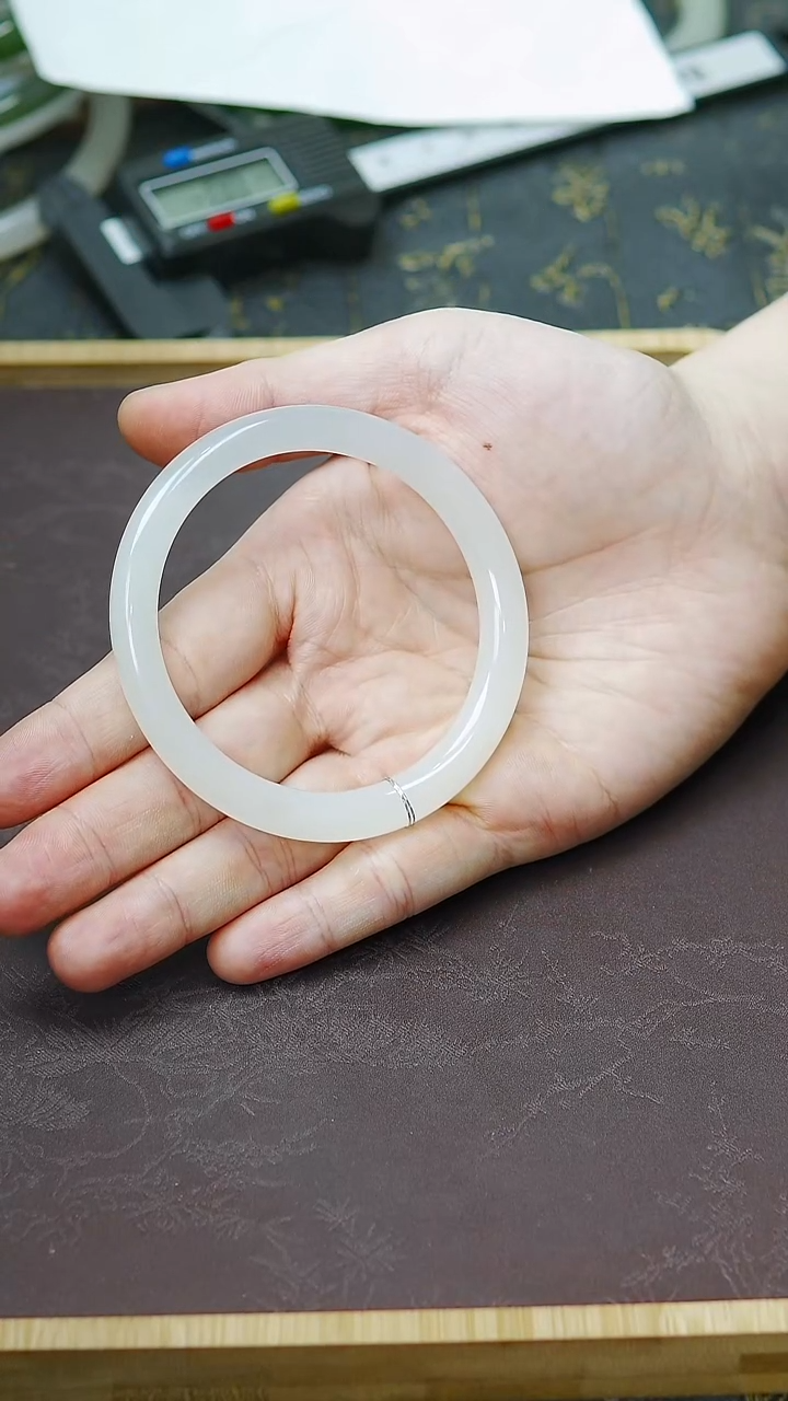 未镶嵌手镯和田玉55圈口高冰白紫美人条