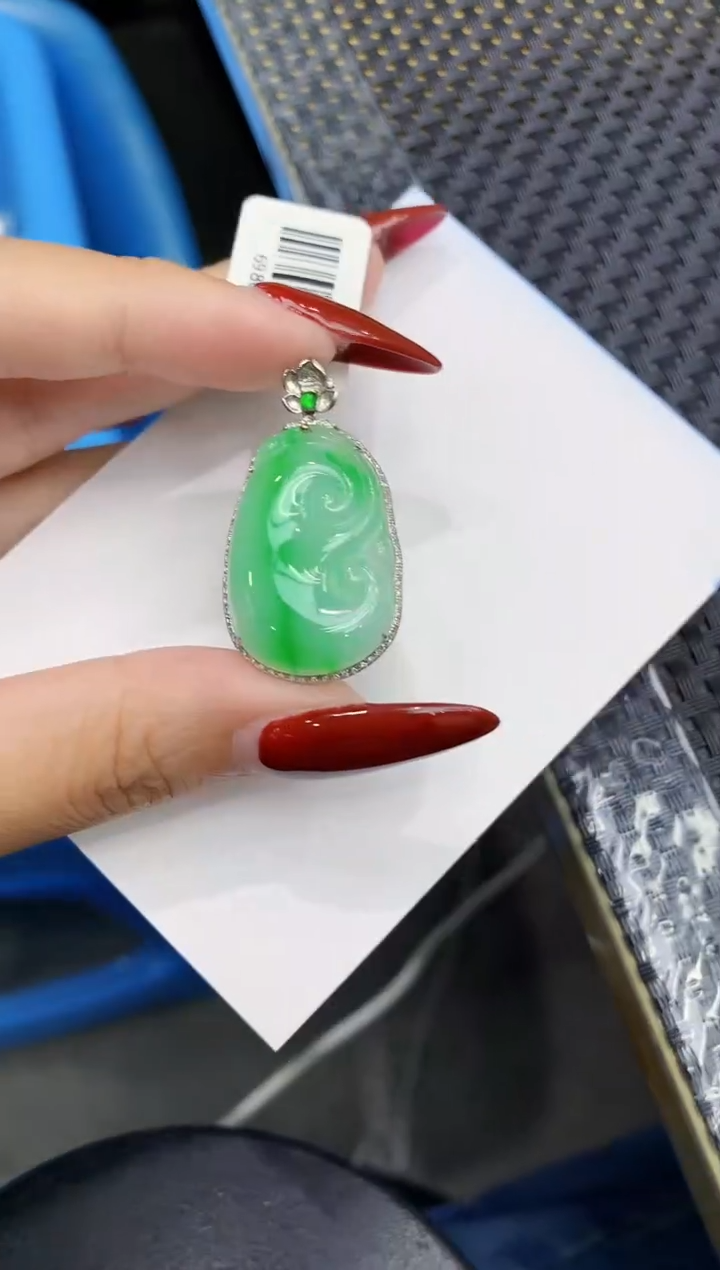 翡翠18K金镶嵌颈饰111111111